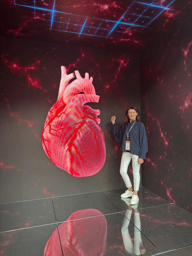 Dr. Viviana Cioringa lângă un model digital al inimii, la ESC Congress 2026 din München