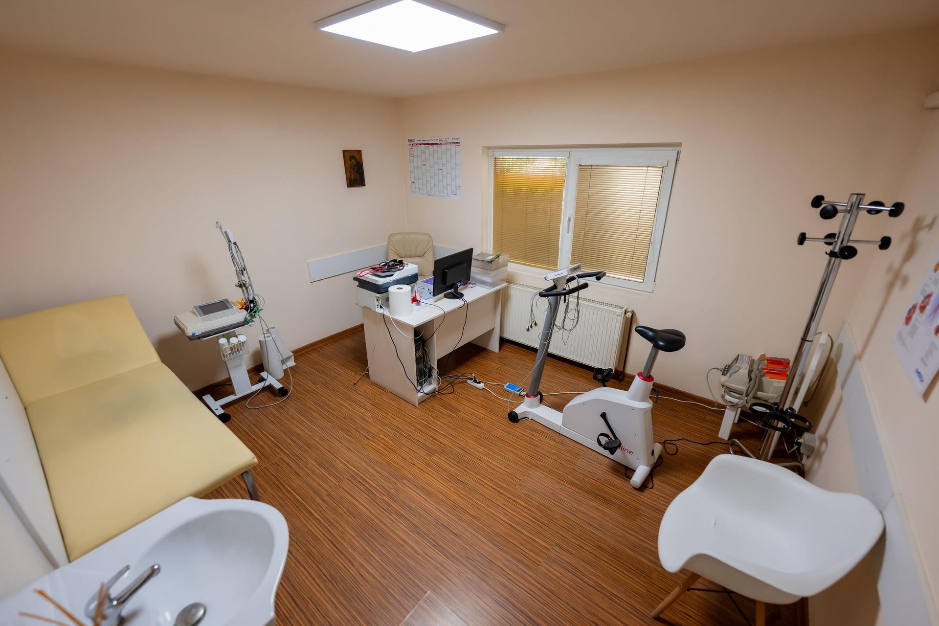 Sala de investigații — bicicletă ergometrică și electrocardiograf
