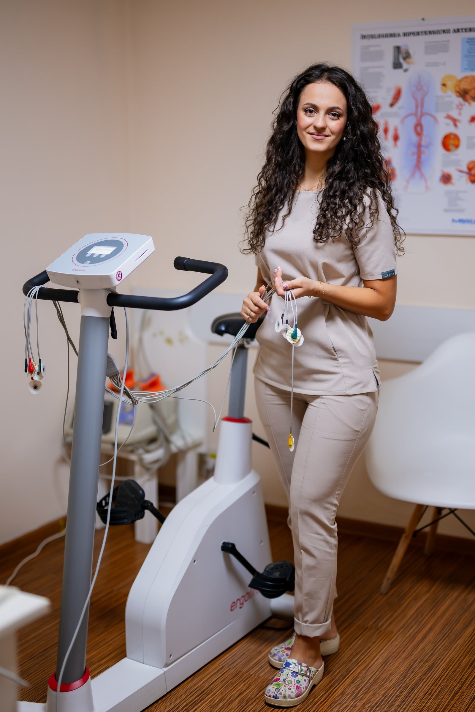 Asistentă medicală pregătind testul de efort pe bicicletă ergometrică